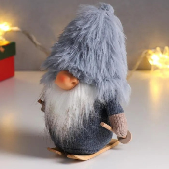 Кукла интерьерная "Дед Мороз в сером меховом колпаке, на лыжах" 21х11х13 см 6260111